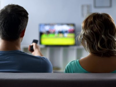 Personnes regardant la télévision