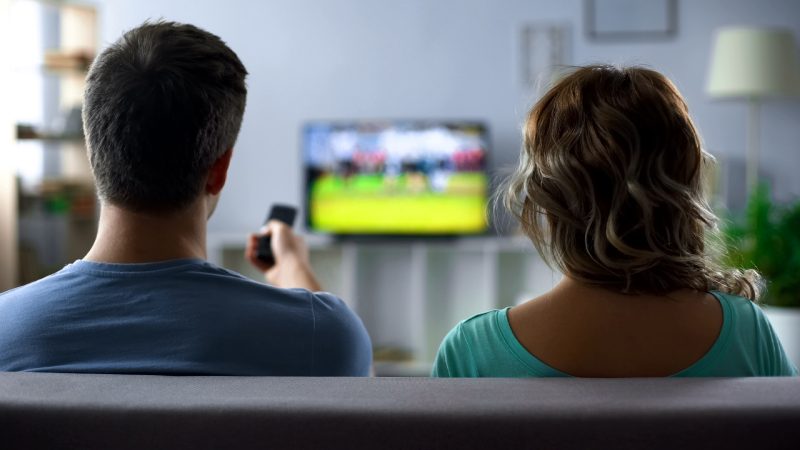 Personnes regardant la télévision