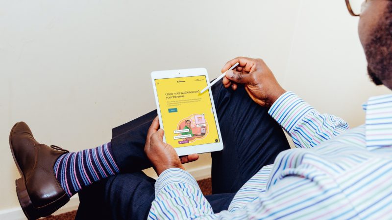 Un homme sur une tablette