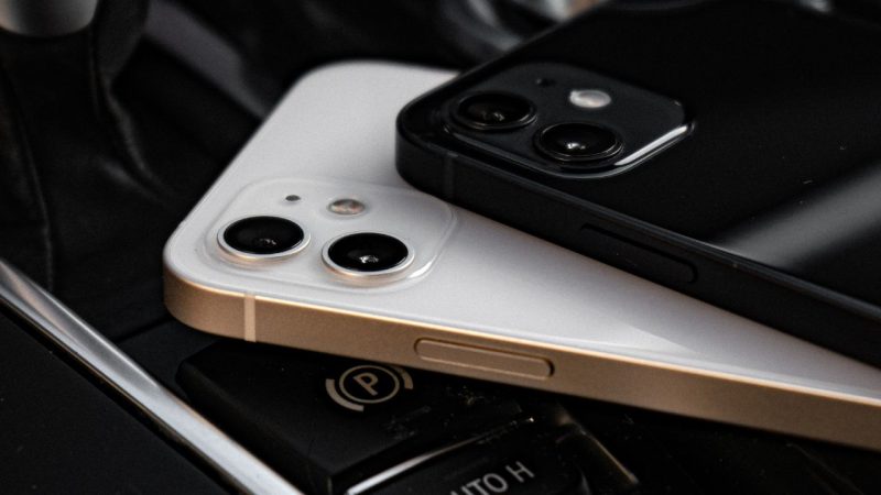 Est-ce que l'iPhone 15 est entièrement waterproof