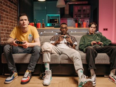 Pourquoi il est déconseillé de recharger une manette PS4 sans chargeur
