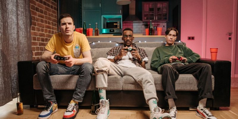 Pourquoi il est déconseillé de recharger une manette PS4 sans chargeur