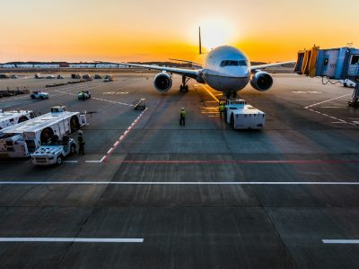 Un avion stationné dans un aéroport