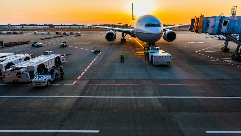 Un avion stationné dans un aéroport