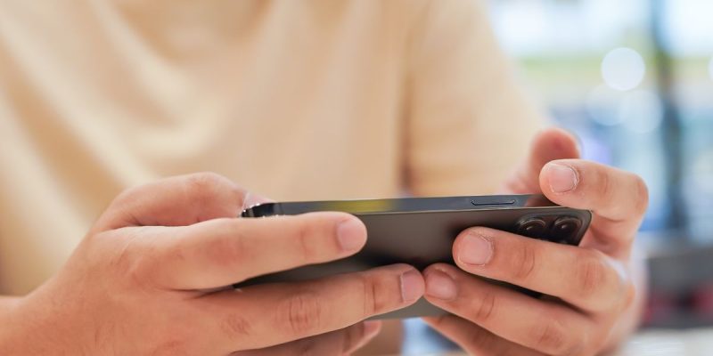 Comment le mode “Batterie optimisée” d’iOS affecte les performances dans les jeux 3D