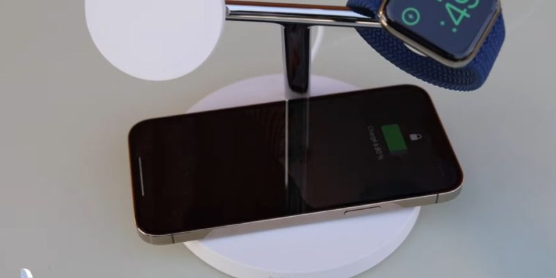 Belkin lance un accessoire MagSafe empilable qui transforme l’iPhone en station mobile