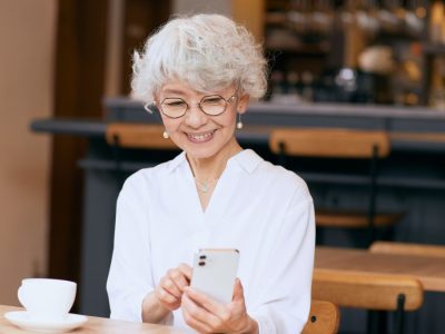 Peut-on configurer un smartphone standard en téléphone senior