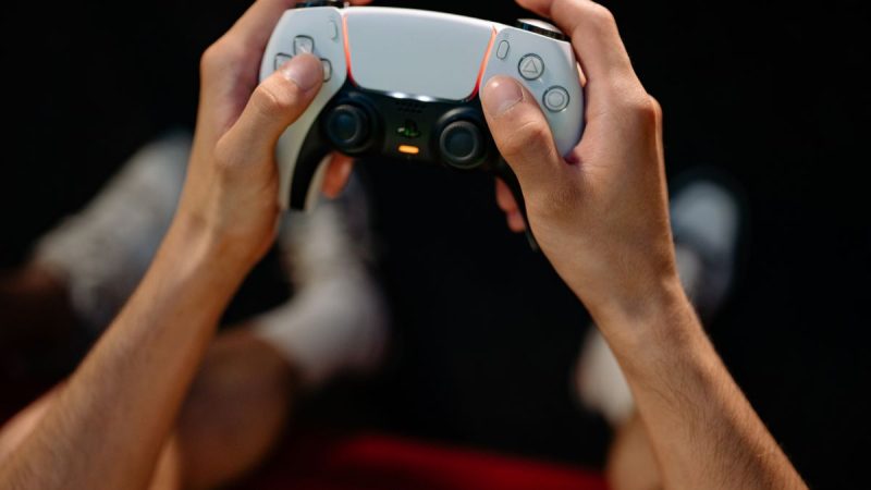 Jouer en ligne sans payer deux fois les astuces PS Plus à connaître