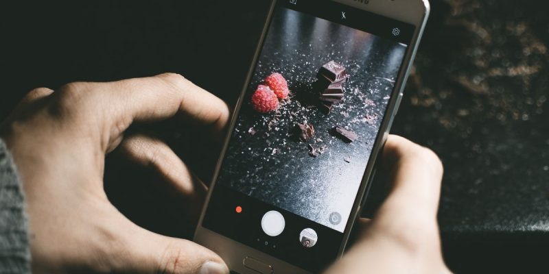 Pourquoi le zoom x100 du Galaxy produit des images très bruitées la nuit ?