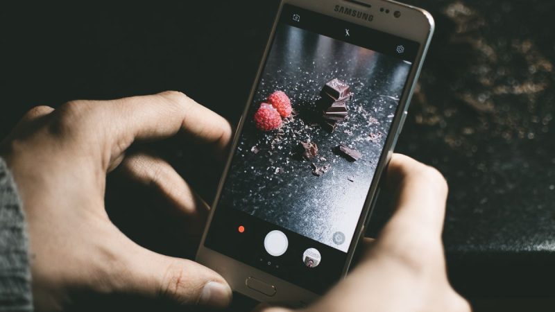 Pourquoi le zoom x100 du Galaxy produit des images très bruitées la nuit ?